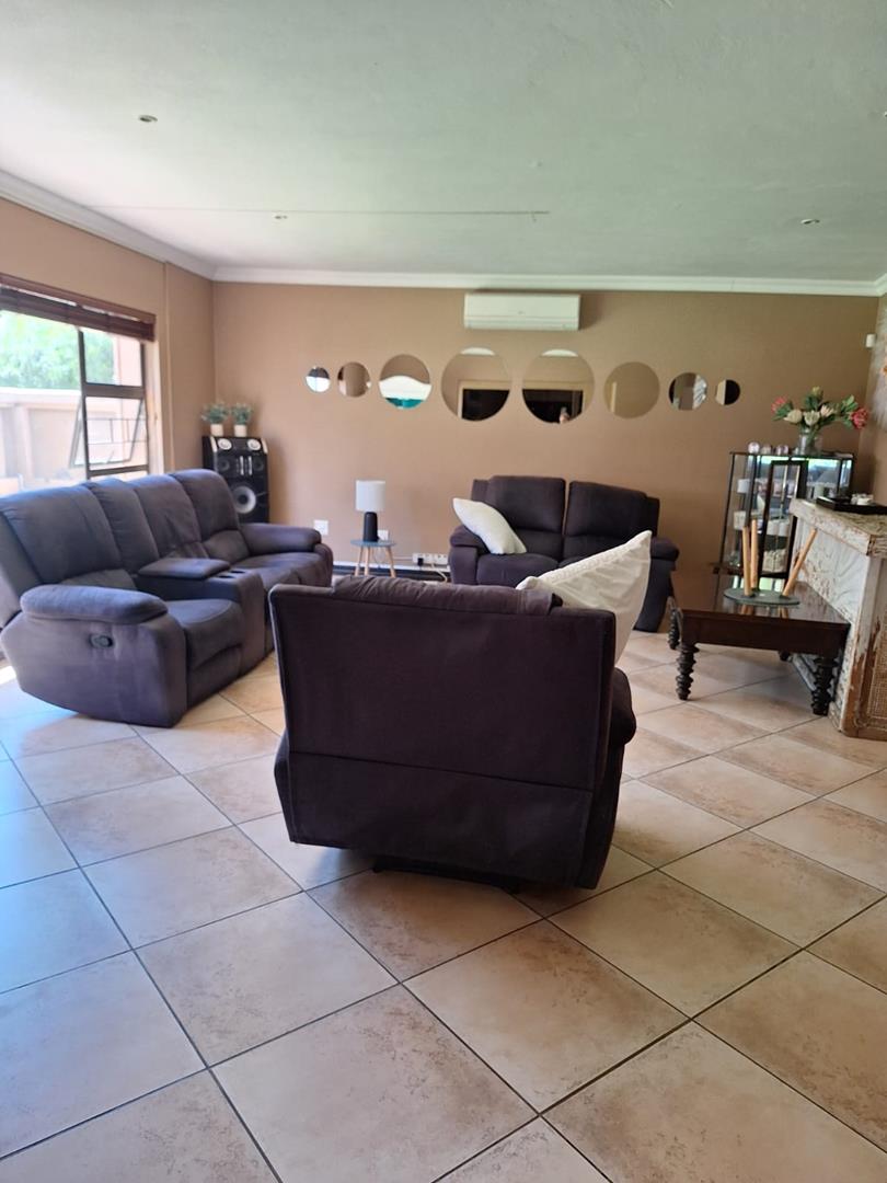 To Let 4 Bedroom Property for Rent in Melodie North West